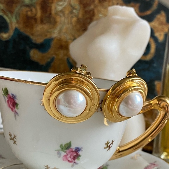 Vintage Carolee clip on gold tone and faux pearls earrings - Picture 1 of 15